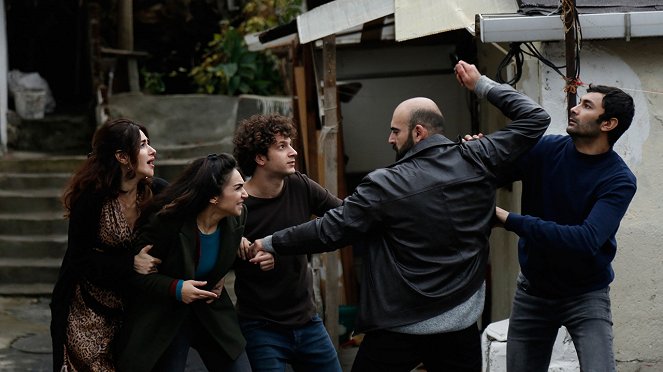 Bizim Hikaye - Episode 12 - Filmfotos - Nesrin Cavadzade, Sahra Şaş, Nejat Uygur, Mehmet Korhan Fırat