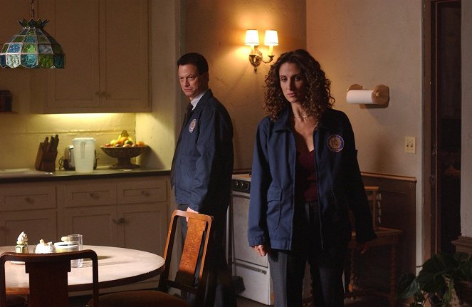CSI: Kryminalne zagadki Nowego Jorku - Season 1 - Człowiek z zewnątrz - Z filmu - Gary Sinise, Melina Kanakaredes