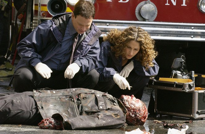 CSI: New York - Season 1 - Im Jahr des Affen - Filmfotos - Gary Sinise, Melina Kanakaredes