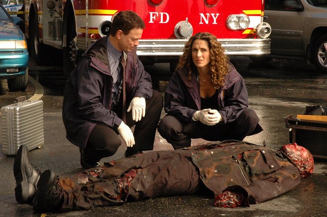 CSI: Kryminalne zagadki Nowego Jorku - Season 1 - Deszcz - Z filmu - Gary Sinise, Melina Kanakaredes