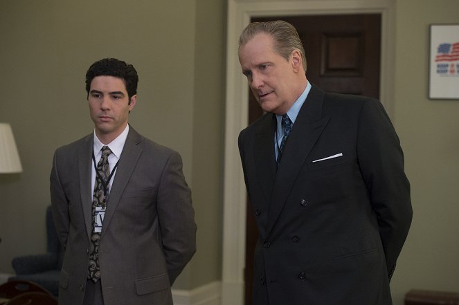 The Looming Tower - Losing My Religion - Z filmu - Tahar Rahim, Jeff Daniels