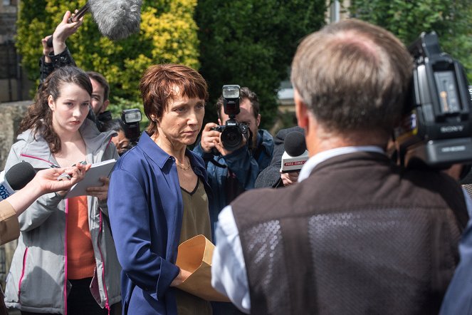 National Treasure: Kiri - Episode 4 - Photos - Lia Williams