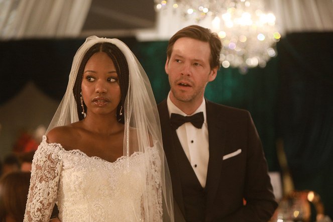 The Mindy Project - It Had to Be You - Photos - Xosha Roquemore, Ike Barinholtz
