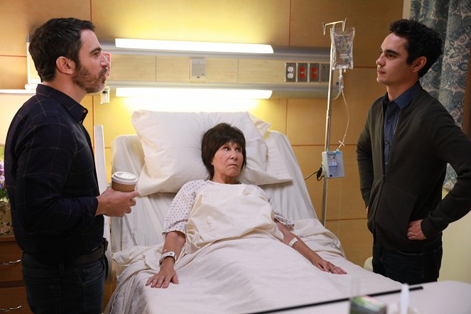 The Mindy Project - It Had to Be You - Photos - Chris Messina, Rhea Perlman, Max Minghella
