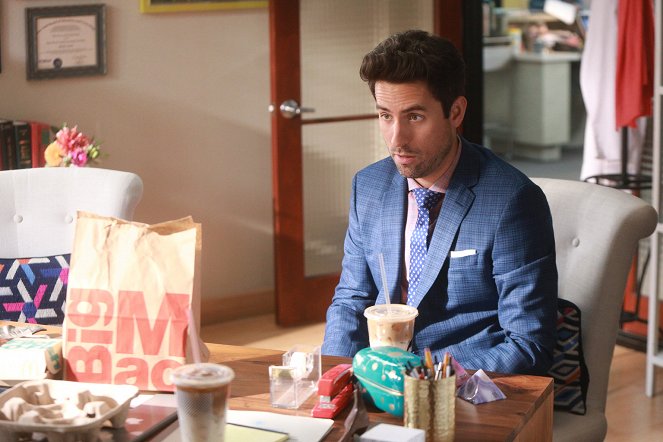 The Mindy Project - Leo's Girlfriend - Photos - Ed Weeks