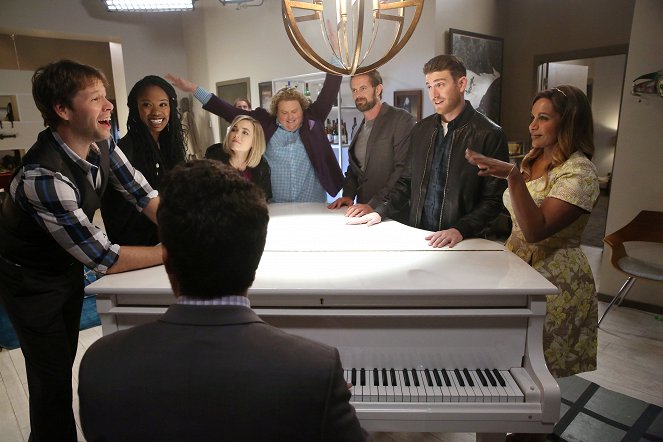 The Mindy Project - Leland Breakfast Is the Miracle Worker - Photos - Ike Barinholtz, Xosha Roquemore, Rebecca Rittenhouse, Fortune Feimster, Garret Dillahunt, Bryan Greenberg, Mindy Kaling