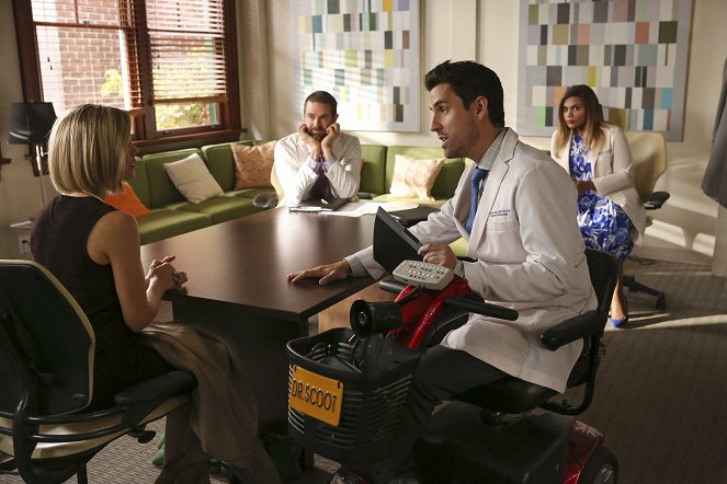 The Mindy Project - Mindy Lahiri is a Misogynist - Photos - Garret Dillahunt, Ed Weeks, Mindy Kaling