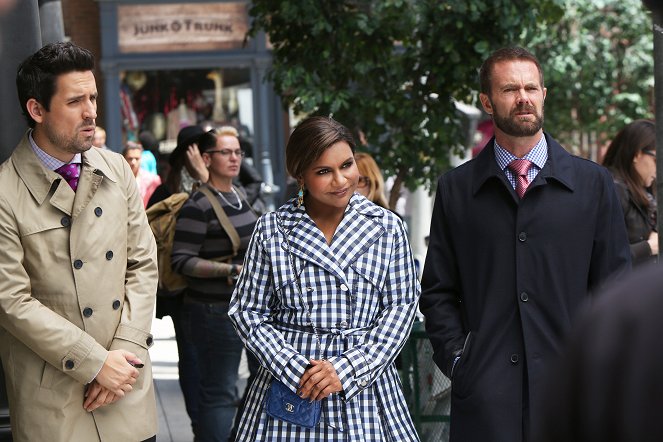 The Mindy Project - Margaret Thatcher - Photos - Ed Weeks, Mindy Kaling, Garret Dillahunt