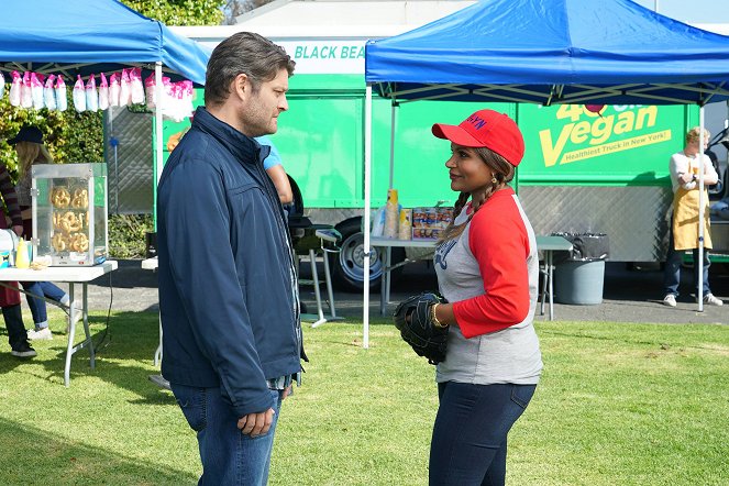 The Mindy Project - There's No Crying in Softball - Van film - Mindy Kaling
