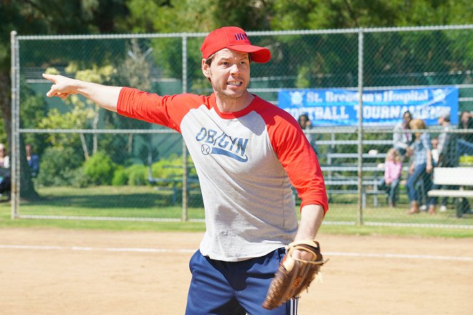 The Mindy Project - Season 4 - There's No Crying in Softball - De la película - Ike Barinholtz