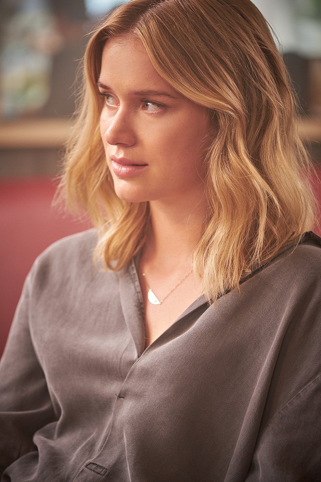 You - The Last Nice Guy In New York - Photos - Elizabeth Lail