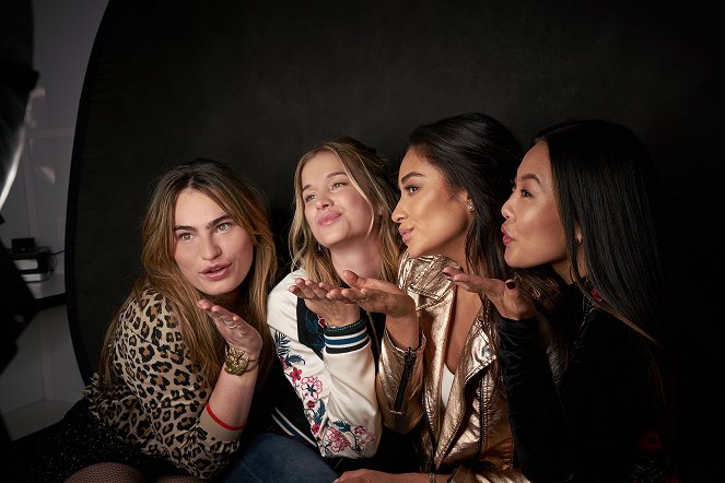 You - Maybe - Photos - Kathryn Gallagher, Elizabeth Lail, Shay Mitchell, Nicole Kang