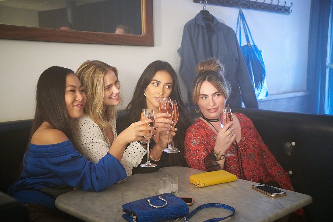 You - Maybe - Photos - Nicole Kang, Elizabeth Lail, Shay Mitchell, Kathryn Gallagher
