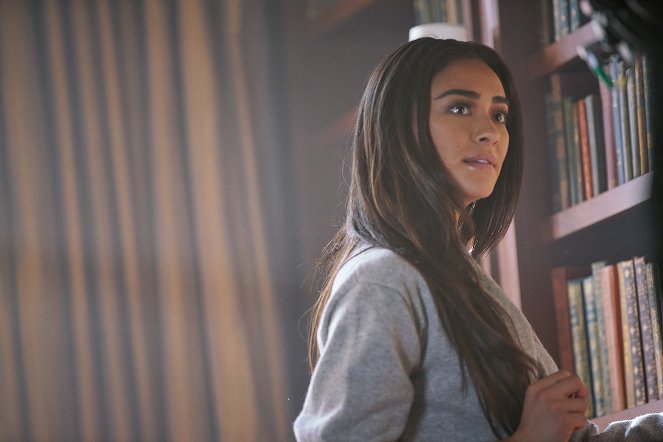 You - Le Capitaine - Film - Shay Mitchell