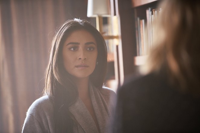 You - Le Capitaine - Film - Shay Mitchell