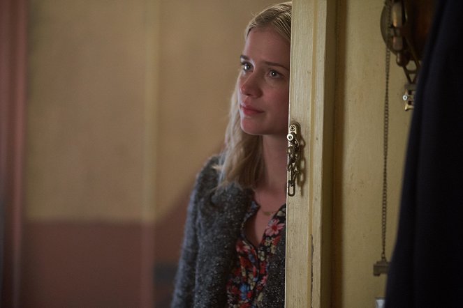 You - Season 1 - Living with the Enemy - Photos - Elizabeth Lail