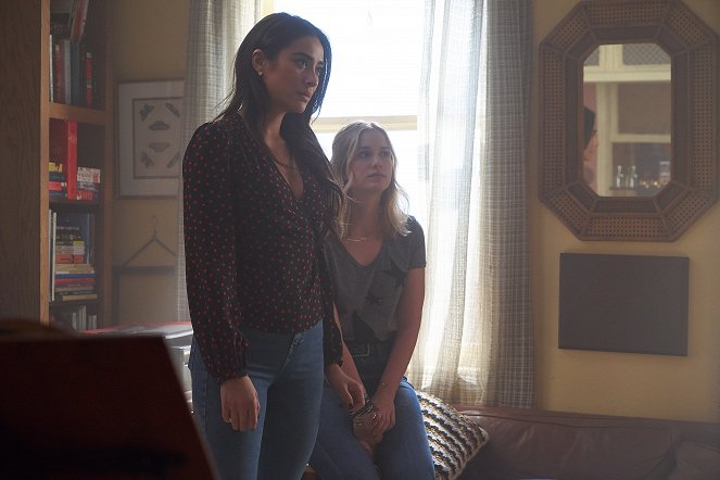 You - Season 1 - Living with the Enemy - Photos - Shay Mitchell, Elizabeth Lail