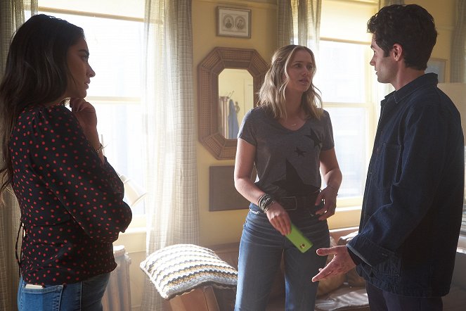 You - Living with the Enemy - Photos - Shay Mitchell, Elizabeth Lail, Penn Badgley