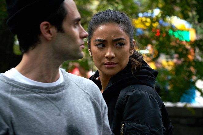 You - Season 1 - Living with the Enemy - Photos - Penn Badgley, Shay Mitchell