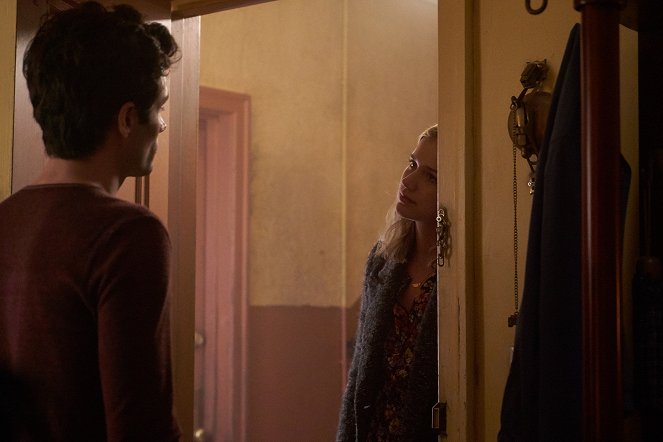 You - Season 1 - Living with the Enemy - Photos - Elizabeth Lail
