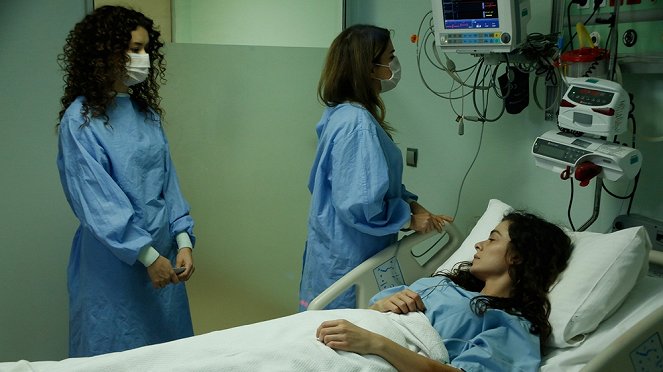 Sila ženy - Season 2 - Episode 6 - Z filmu - Seray Kaya, Özge Özpirinçci