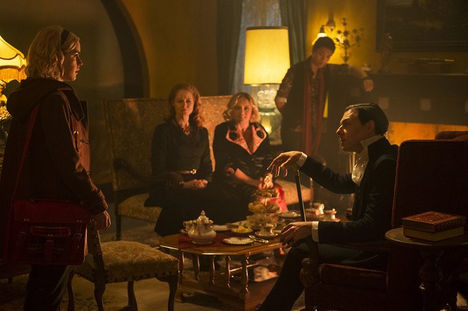 Chilling Adventures of Sabrina - Kapitel eins: Familientreffen - Filmfotos - Kiernan Shipka, Miranda Otto, Lucy Davis, Chance Perdomo, Richard Coyle