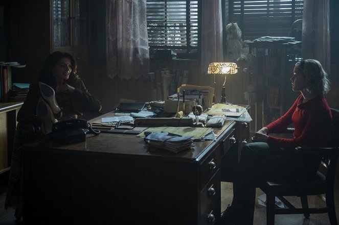 Chilling Adventures of Sabrina - Chapter One: October Country - Photos - Michelle Gomez, Kiernan Shipka