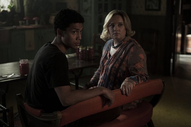 Chilling Adventures of Sabrina - Chapter Four: Witch Academy - Photos - Chance Perdomo, Lucy Davis