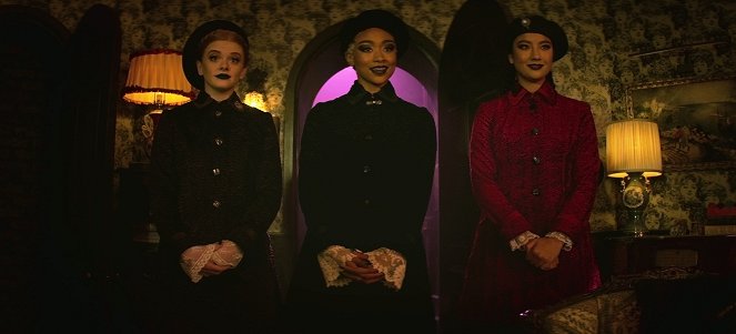 Les Nouvelles Aventures de Sabrina - Chapitre cinq : Rêves dans une maison de sorcières - Film - Abigail Cowen, Tati Gabrielle, Adeline Rudolph