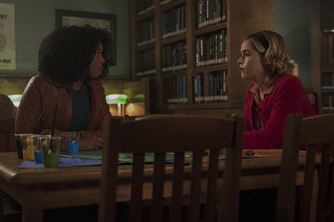 Chilling Adventures of Sabrina - Chapter Eight: The Burial - Photos - Jaz Sinclair, Kiernan Shipka