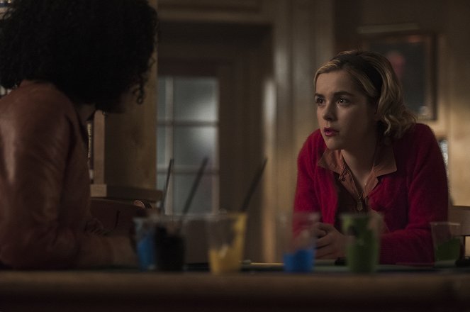 O Mundo Sombrio de Sabrina - Capítulo oito: O enterro - Do filme - Kiernan Shipka