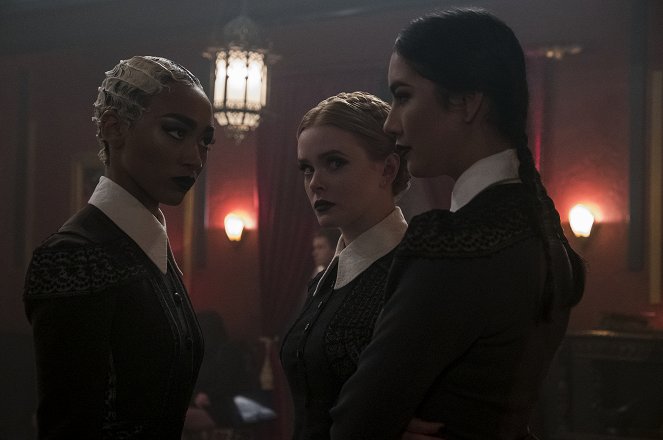 Chilling Adventures of Sabrina - Chapter Eight: The Burial - Photos - Tati Gabrielle, Abigail Cowen, Adeline Rudolph