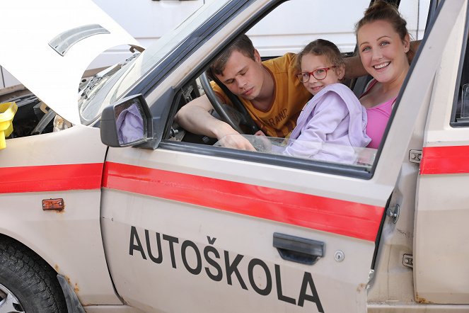 Autoškola - Werbefoto - Ján Alžbetkin, Charlott Ketrin Kollárová, Daniela Šencová