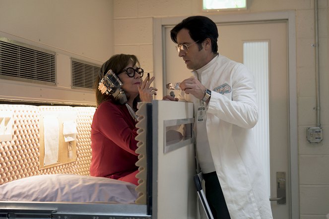 Maniac - Larger Structural Issues - Van film - Sally Field, Justin Theroux