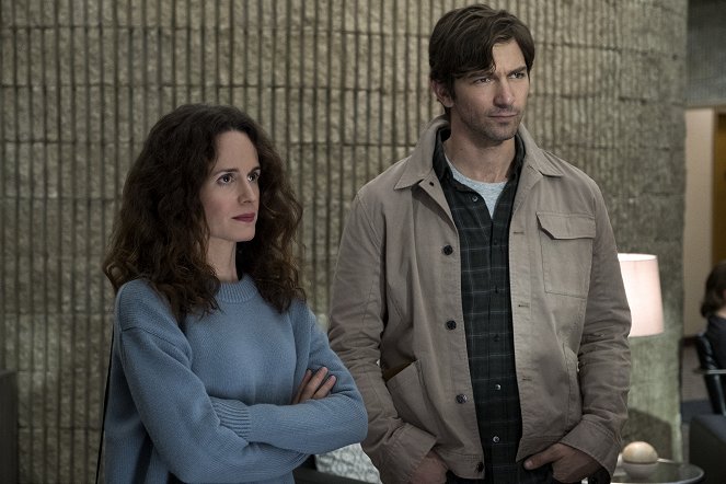 The Haunting - The Haunting of Hill House - Open Casket - Photos - Elizabeth Reaser, Michiel Huisman