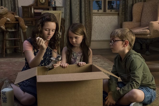 The Haunting - The Haunting of Hill House - Open Casket - Photos - Lulu Wilson, Violet McGraw, Julian Hilliard