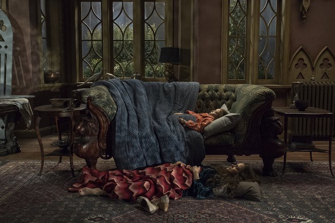 The Haunting of Hill House - La Dame au cou tordu - Film - Violet McGraw, Carla Gugino