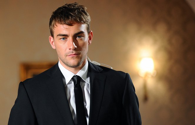 The Royals - Season 1 - We Are Pictures, or Mere Beasts - Photos - Tom Austen