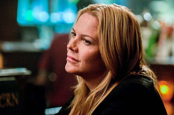 In Plain Sight - A Priest Walks Into a Bar - Film - Mary McCormack