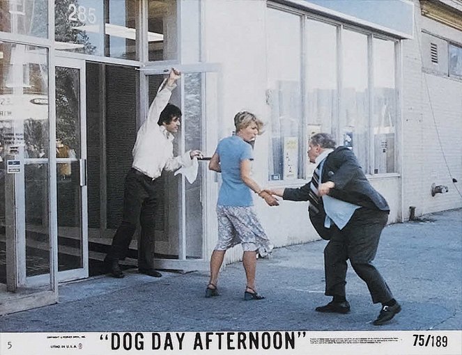 Um Dia de Cão - Cartões lobby