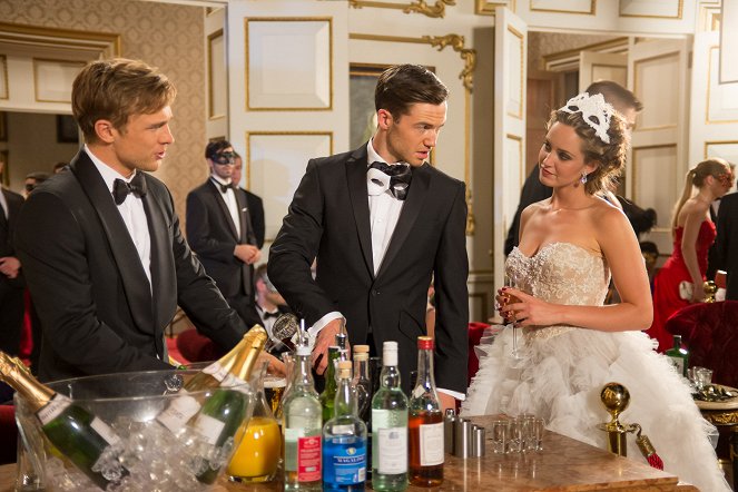 The Royals - Unmask Her Beauty to the Moon - Photos - William Moseley, Merritt Patterson