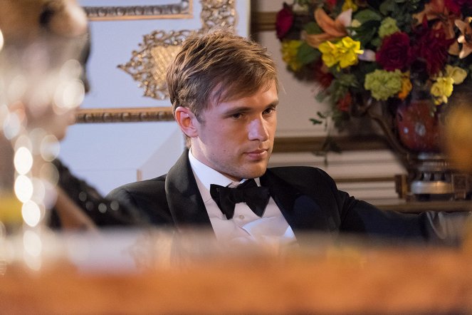 The Royals - Unmask Her Beauty to the Moon - Van film - William Moseley