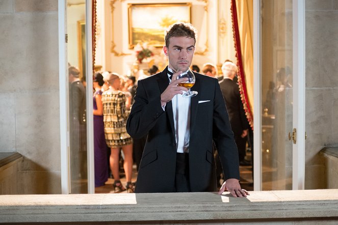 The Royals - Unmask Her Beauty to the Moon - Z filmu - Tom Austen