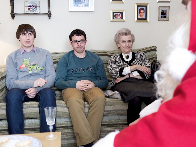 Friday Night Dinner - Christmas - Photos - Tom Rosenthal, Simon Bird, Rosalind Knight