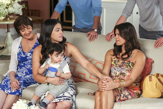 Jane the Virgin - Chapter Forty-Two - Photos - Ivonne Coll, Gina Rodriguez, Andrea Navedo
