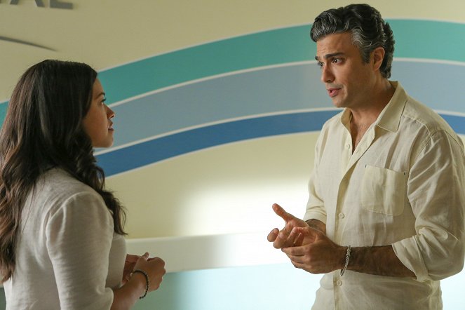 Jane the Virgin - Chapter Forty-Three - Photos - Gina Rodriguez, Jaime Camil