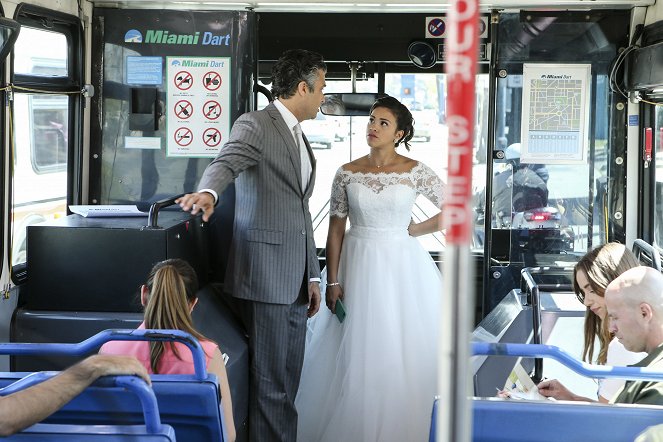 Jane the Virgin - Chapter Forty-Four - Van film - Jaime Camil, Gina Rodriguez
