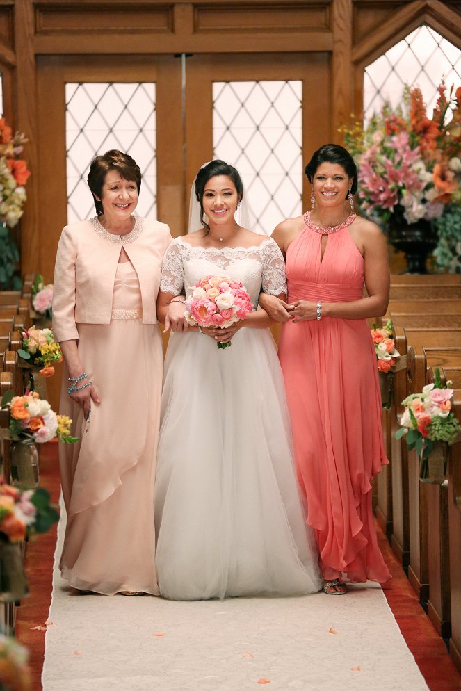 Jane the Virgin - Chapter Forty-Four - Photos - Ivonne Coll, Gina Rodriguez, Andrea Navedo