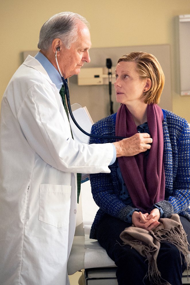 The Big C - Season 4 - Quality of Life - Photos - Alan Alda, Laura Linney