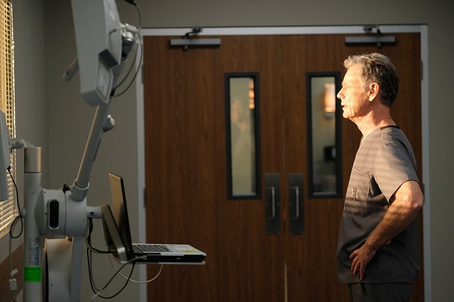The Resident - After the Fall - Van film - Bruce Greenwood